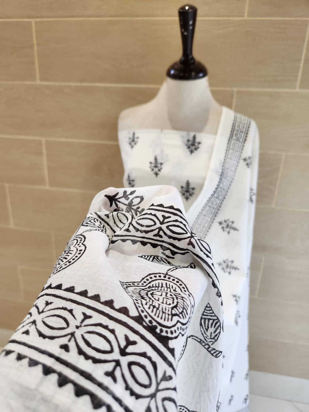 White & black lawn block print 2pc (advance payment)