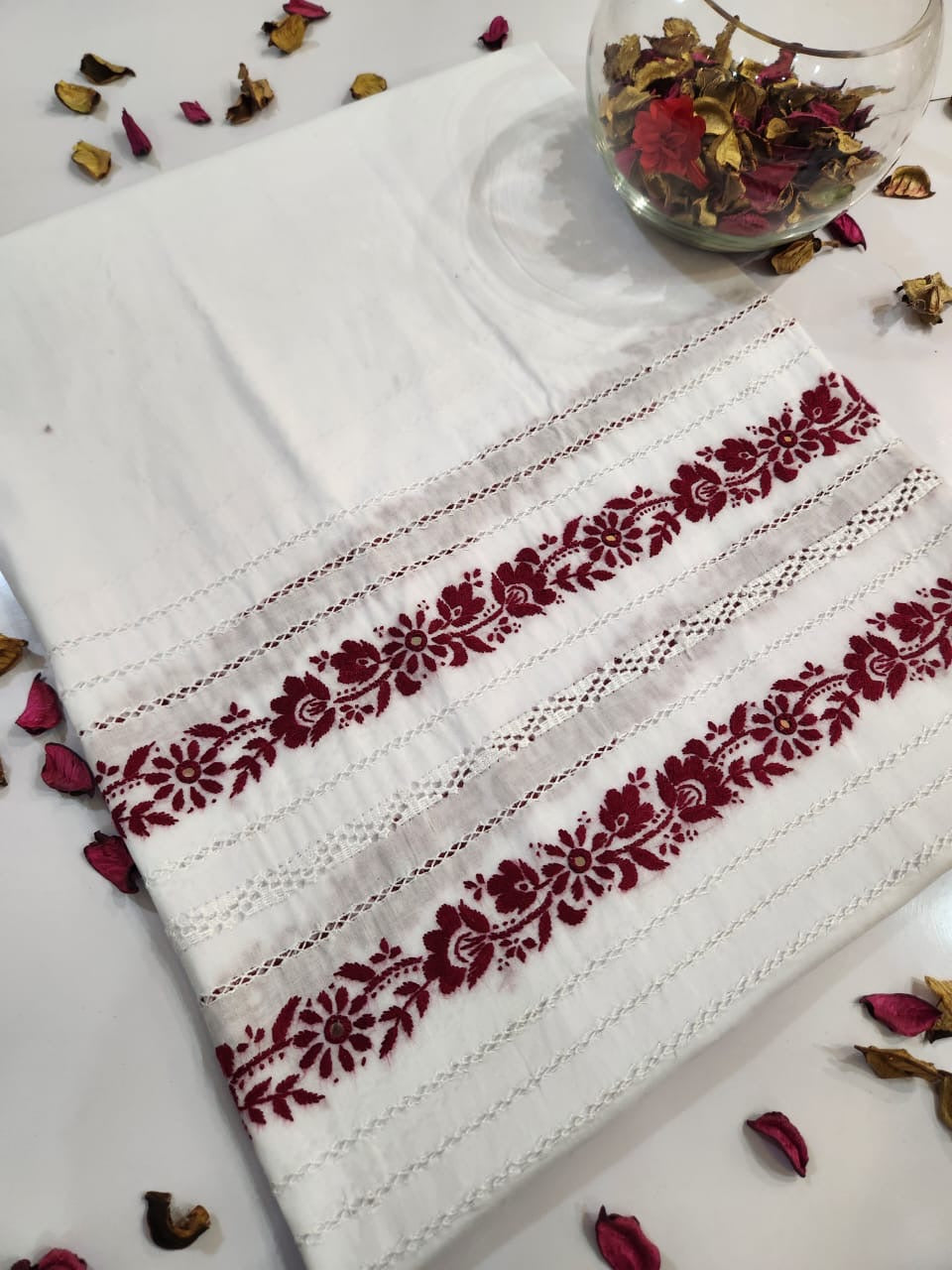 Tarkashi trouser White with maroon