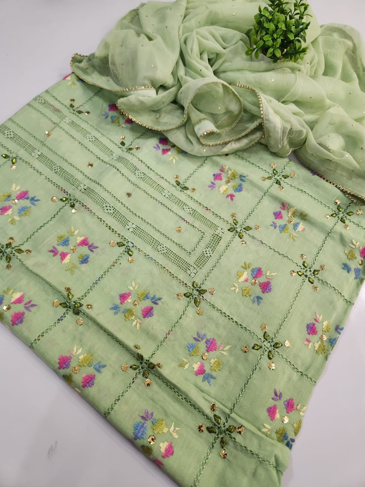 Premium Raw silk with tarkshi and gull e sitta